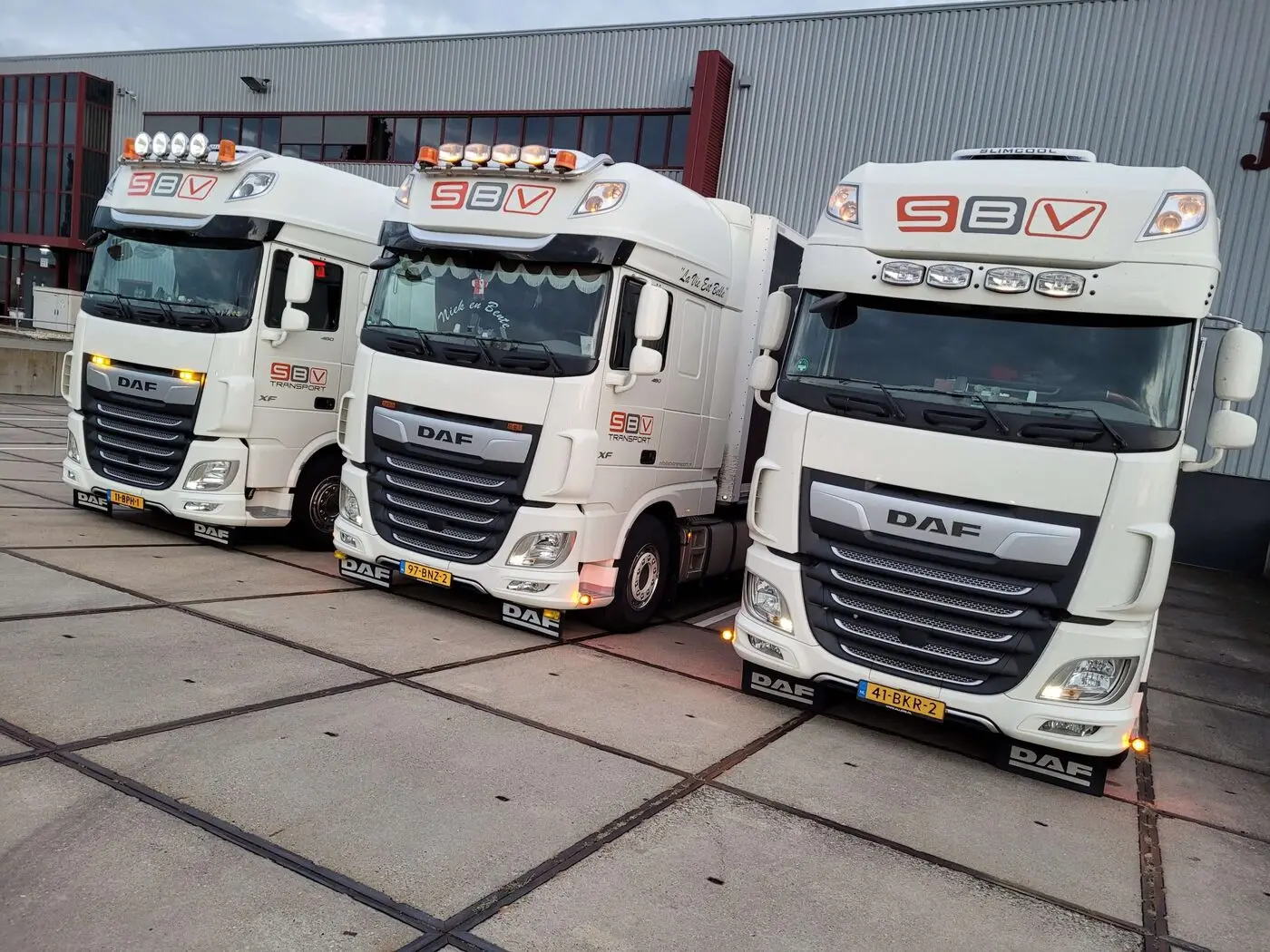 Drie DAF XF trekkers van S.B.V. Transport naast elkaar
