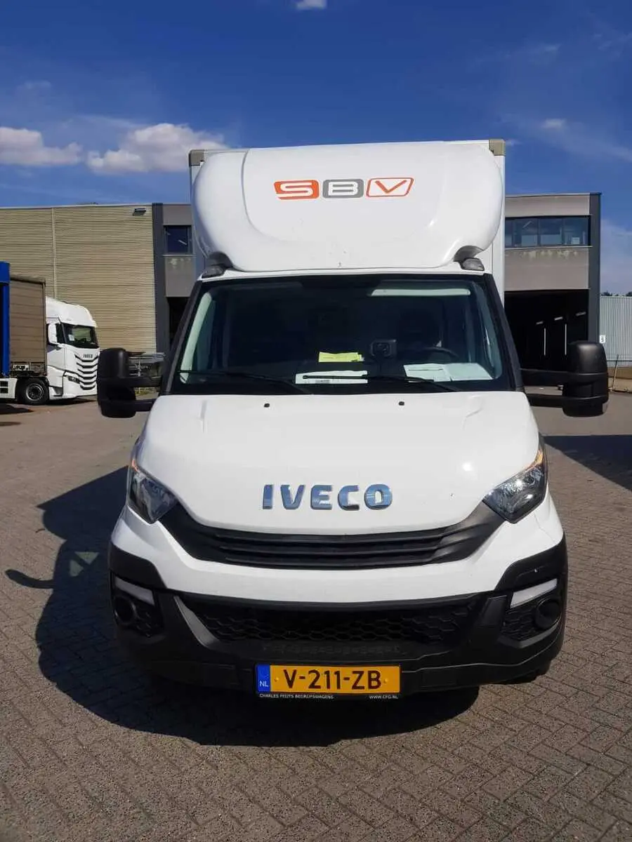 Iveco Daily bakwagen waarop nieuwe chauffeurs van S.B.V. Transport starten