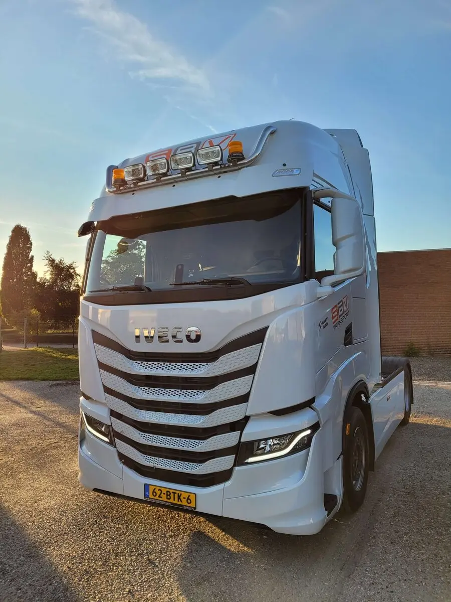 Nieuwe Iveco S-Way trekker van S.B.V. Transport op het terrein in Reuver